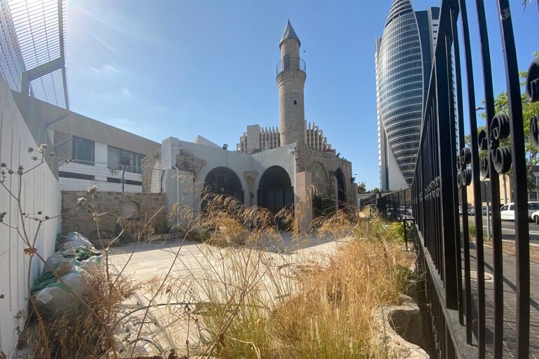 2 إغلاق المسجد الصغير ومنع رفع الأذان وتحويله لمعلم أثري.