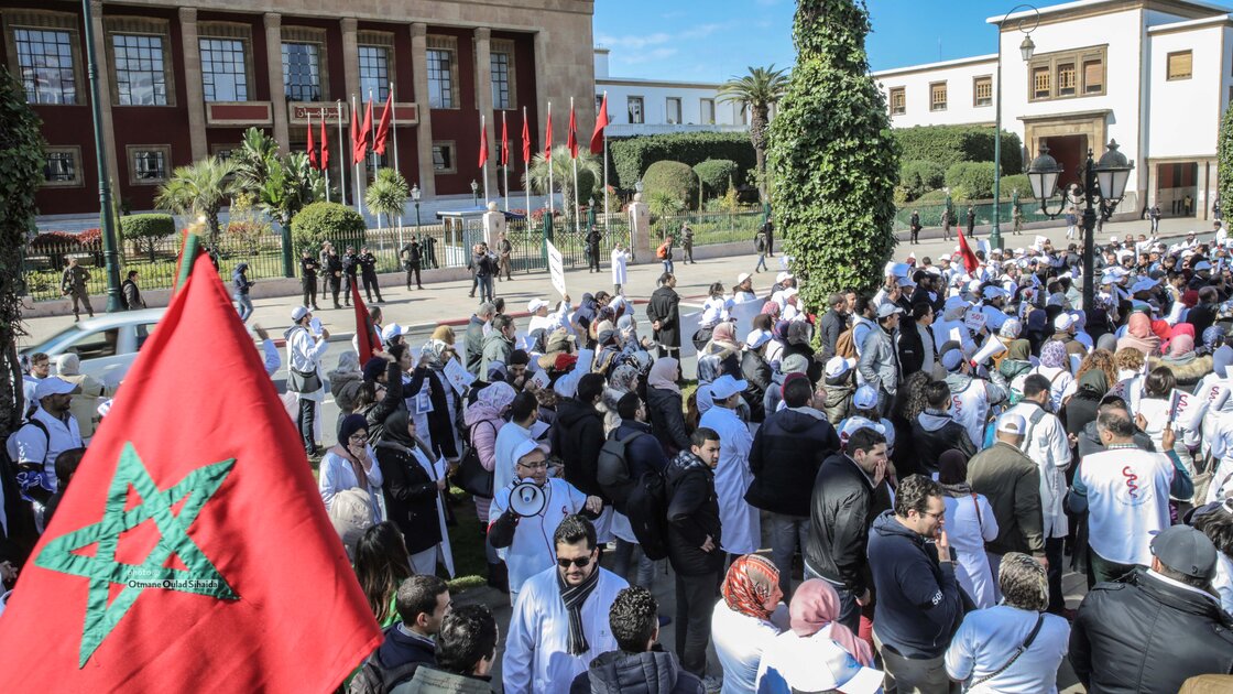 بالصور.. أطباء القطاع العام بالمغرب ينظمون مسيرة وطنية بالرباط رافعين لافتات الرقم الاستدلالي 509