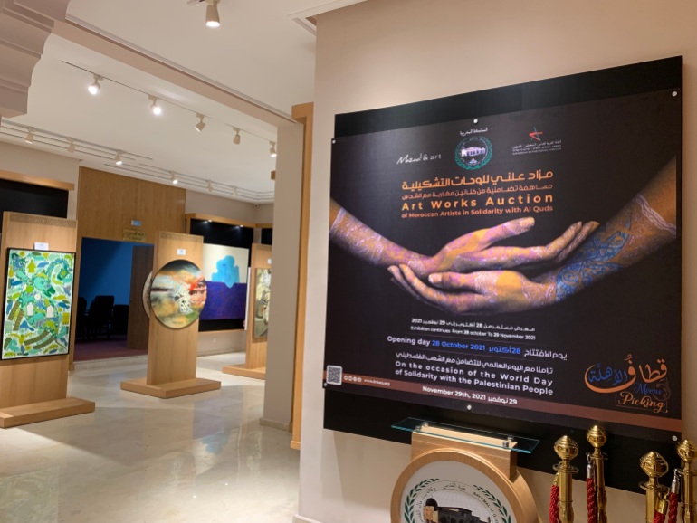 اللوحات معروضة في معرض قطاف الأهلة التضامني مع القدس