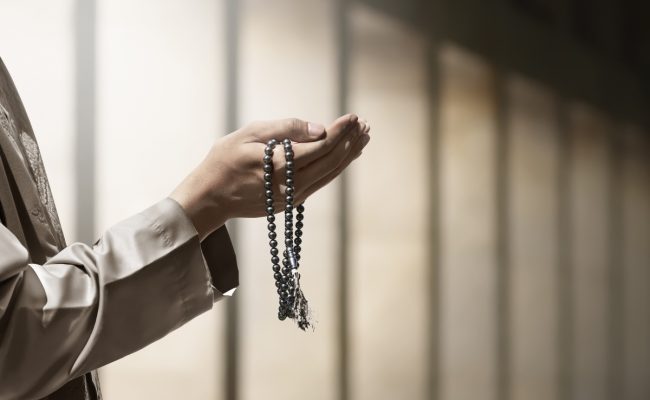 كيف تحقق العبادة الخضوع والانقياد لله تعالى