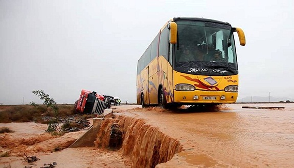 images_7awadit_ma7akim1_fayadanat_golmim2-1 انقطاع ثلاث طرق في وجه حركة السير بكلميم بسبب التساقطات المطرية