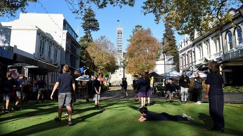 حفلات وعناق.. النيوزيلنديون يستعيدون حياتهم