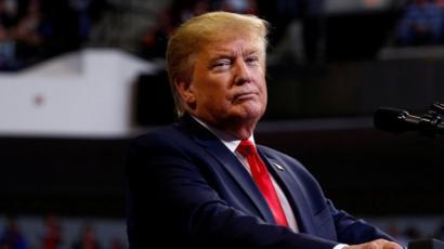 ترامب يسخر من صحافي وضع كمامة