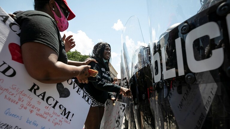 صاحبة ملهى: الشرطي القاتل والضحية فلويد عملا معا