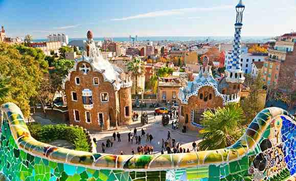 إسبانيا تقرر استئناف استقبال السياح بالصيف