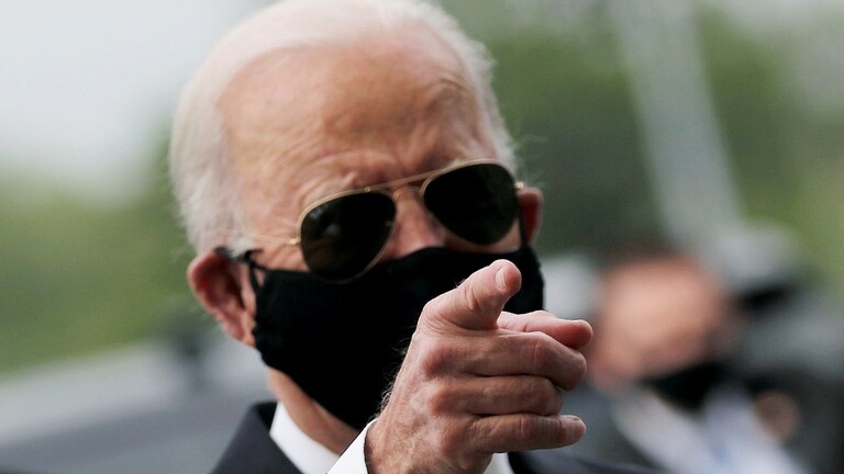 بايدن: ترامب أحمق لعدم ارتدائه الكمامة