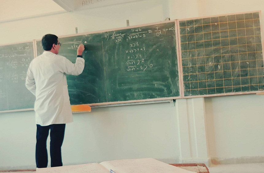 mo3alim-1 #فرنسة_التعليم_خيانة.. وسم حملة لرفض قانون "فرنسة التعليم" المغربي (القانون الإطار 51.17)