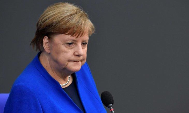 شاهد قبور أمام مكتب ميركل احتجاجا على قيود كورونا