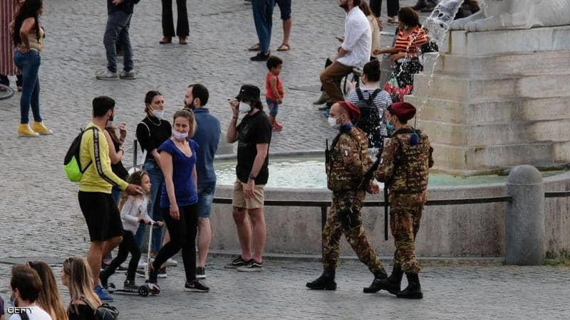 إيطاليا تسجل أقل وفيات بكورونا عشية فتح البلاد