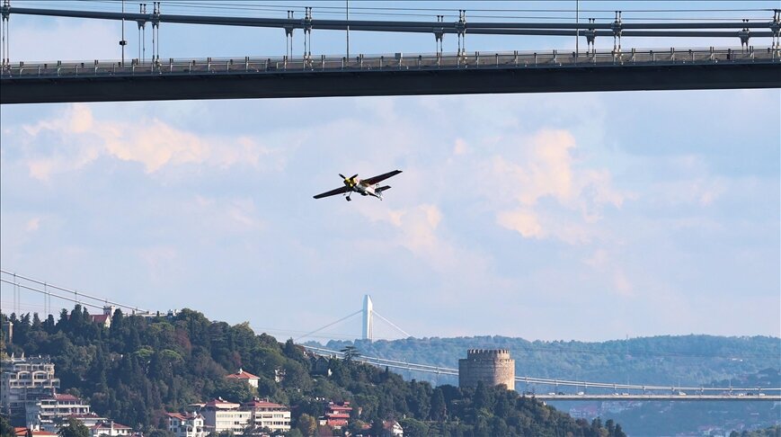 الإيطالي "كوستا" يجري عرضًا جويًا في مضيق البوسفور