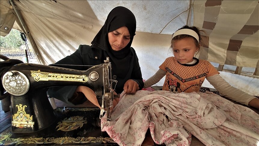 بعد فقد زوجها.. أم سورية تكسب قوت أطفالها من الخياطة