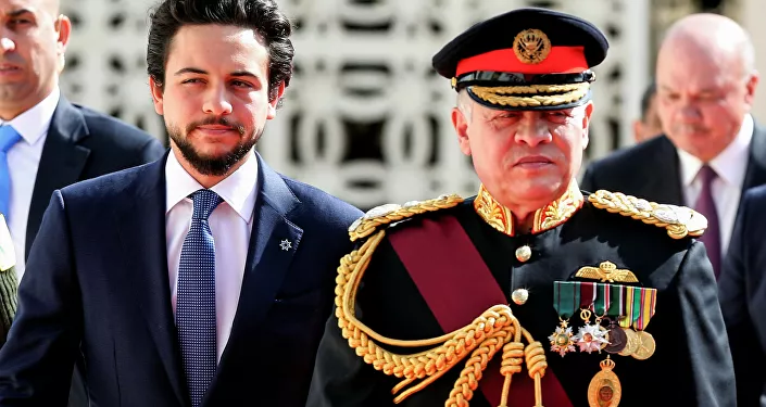 ملك الأردن عبدالله الثاني برفقة ابنه ولي العهد الأمير حسين بن عبدالله الثاني خلال تفقدهما لحرس الشرف لدى وصولهما لحضور جلسة عادية ي البرلمان بعمان، الأردن 12 نوفمبر/ كانون الأول 2017