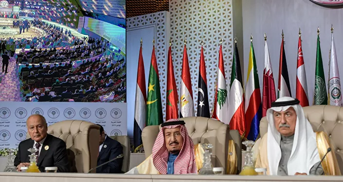 من اليسار، يحضر الأمين العام لجامعة الدول العربية أحمد أبو الغيط، والملك السعودي سلمان بن عبد العزيز، ووزير الخارجية السعودي إبراهيم العساف ، افتتاح القمة العربية الـ 30 في تونس، تونس، الأحد، 31 مارس/ أبريل 2019. اجتماع القادة في اتحدت تونس لحضور القمة السنوية لجامعة الدول العربية يوم الأحد في إدانتها لسياسات إدارة ترامب التي تعتبر منحازة بشكل غير عادل تجاه إسرائيل لكنها منقسمة حول مجموعة من القضايا الأخرى، بما في ذلك ما إذا كانت ستعيد قبول سوريا العضو المؤسس.
