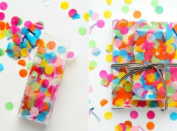 تغليف الهدايا بالأوراق الملونة تغليف الهدايا بالأوراق الملونة