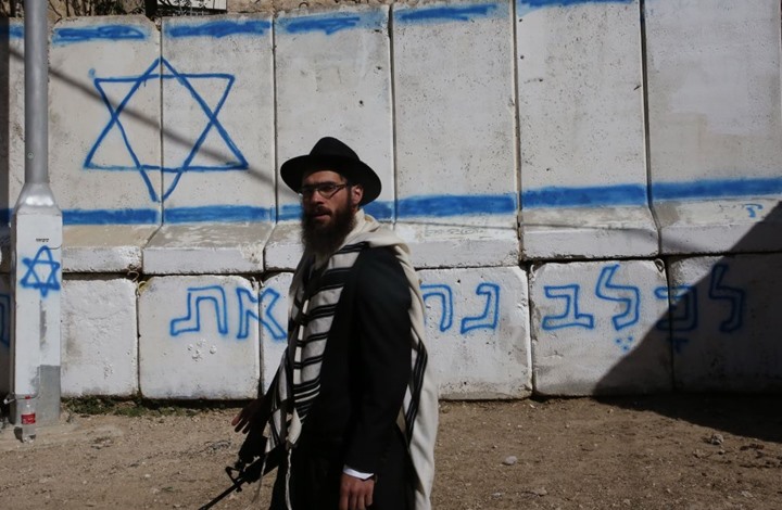 مستوطنون يهاجمون مركزا فلسطينيا في الخليل (شاهد)