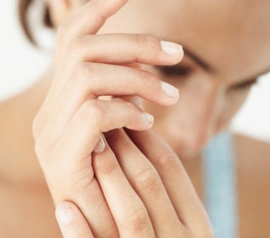 لتعقيم اليدين: