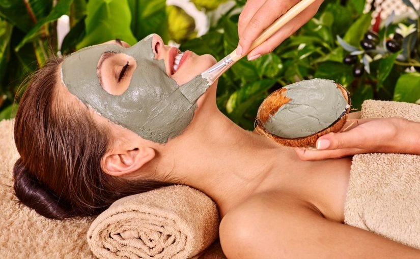 1200-59015458-face-pack-of-volcanic-ash-825x510-2 طين البنتونيت