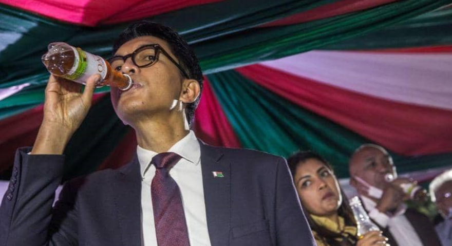 1500x9999-c-12 رئيس مدغشقر يعلن التوصل لعلاج لفيروس كورونا ويجربه بنفسه