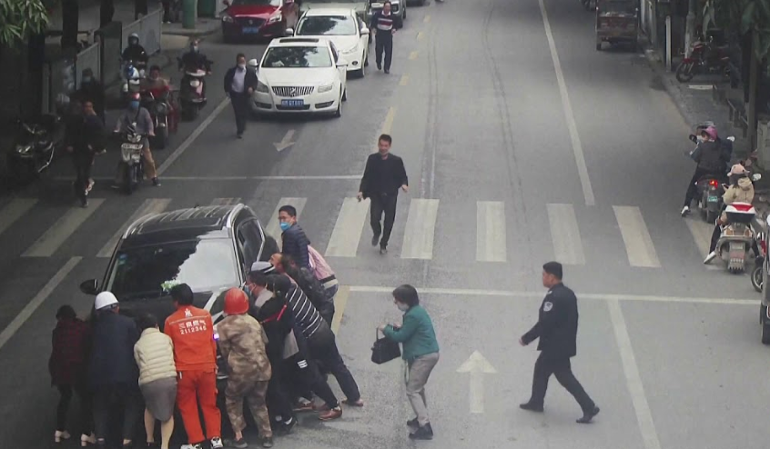 1500x9999-c-21 فيديو يحبس الأنفاس.. سيارة تدهس سيدة والمارة ينقذونها من تحت العجلات