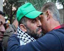 بعد 18 عاما بسجون الاحتلال.. أسير فلسطيني يسلم زوجته هديتها