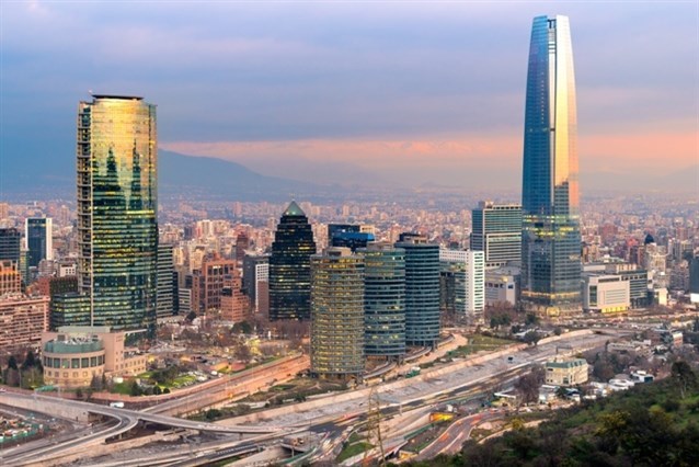 Chile - تشيلي تشكّل مدينة سانتياغو التي تشتهر بطبيعتها وجبالها الساحرة إضافة إلى مبانيها الحديثة والشاهقة عاصمة تشيلي الرسمية، وهي المركز الأساسي للهيئات الإدارية والقضائية في البلاد. أمّا فالباراسيو فتعدّ أيضاً عاصمة للدولة وتعتبر بدورها مركزاً للتشريع الوطني.