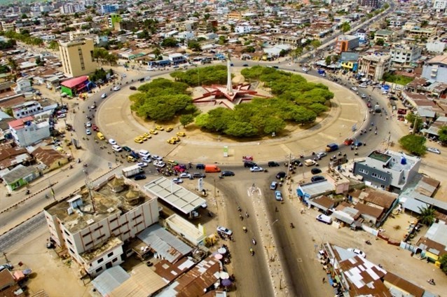 Benin - بنين إعتمدت جمهورية بنين منذ عام 1960 عاصمتين لها وهما كوتونو التي تشكّل إحدى أكبر المدن في البلاد ومقرّ حكومتها، إضافة إلى مدينة بورتو نوفو التي تشتهر بشوارعها المميزة والمحاطة بالأشجار ومبانيها التاريخيّة.