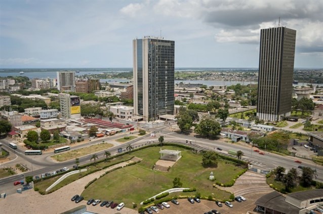 Ivory Coast - ساحل العاج تعدّ مدينة أبيدجان العاصمة الرسمية لساحل العاج إذ تشكّل المقرّ الأساسي للحكومة، وتشتهر في الوقت عينه بهندستها المعمارية الحديثة وأسواقها المتنوّعة. أمّا ياموسوكرو فهي عاصمة البلاد الثانية، إنّما تتميّز بهدوئها على خلاف أبيدجان.