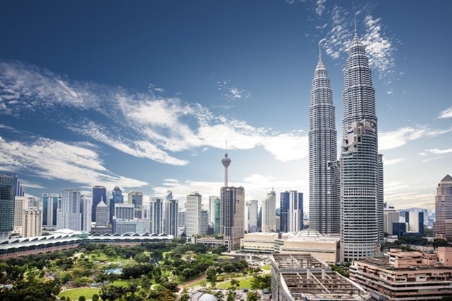 Malaysia - ماليزيا تعتبر كوالالمبور التي تتميز بمعالمها السياحية والثقافية المعروفة إلى جانب أسواقها، مقاهيها ومطاعمها العاصمة الرسمية لماليزيا وتجذب إليها أكبر عدد من المواطنين. إلّا أنّ مدينة بوتراجايا التي تضمّ كذلك مجموعة من المعالم السياحية، تشكّل بدورها عاصمة ثانية للبلاد.