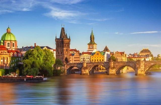 Czech republic - تشيكيا تشتهر براغ بمعالمها السياحية والتاريخية الساحرة كما تعدّ مقراً لرئاسة الجمهورية التشيكية وعاصمة للبلاد. كما تشكل مدينة برنو بدورها مركزاً للمحكمة العليا التشيكية وغالباً ما تغصّ بالطلاب والسياح أيضاً، وتشكّل العاصمة الثانية للدولة.
