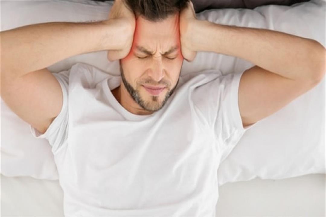 طبيب يؤكد: الضغط على الرأس لا يعالج آلام الصداع