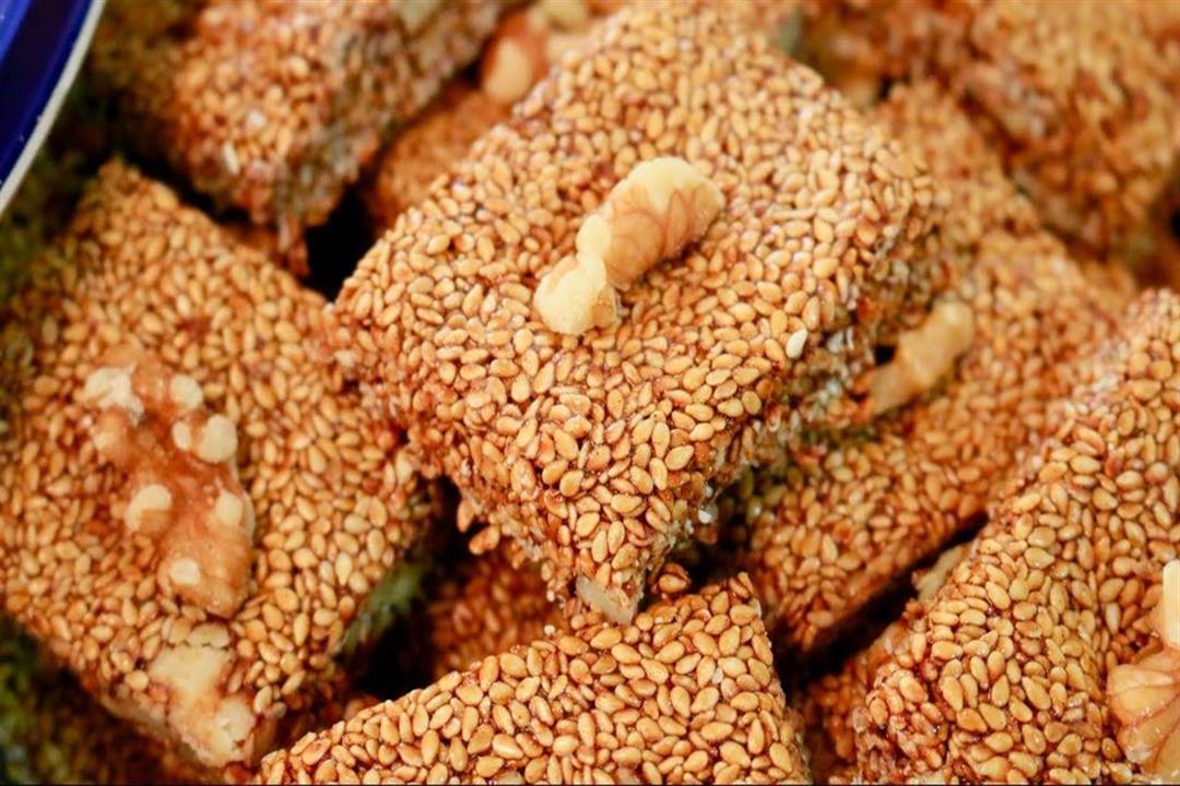 قبل الإقدام على تناولها.. إليك الأنواع المفيدة والضارة من حلويات المولد