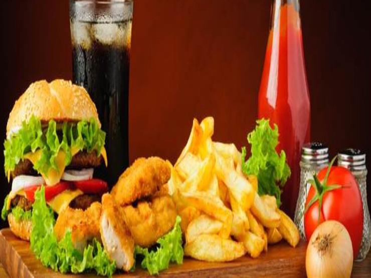 5 أطعمة يحظر تناولها خلال فترة العزل المنزلي (إنفوجرافيك)