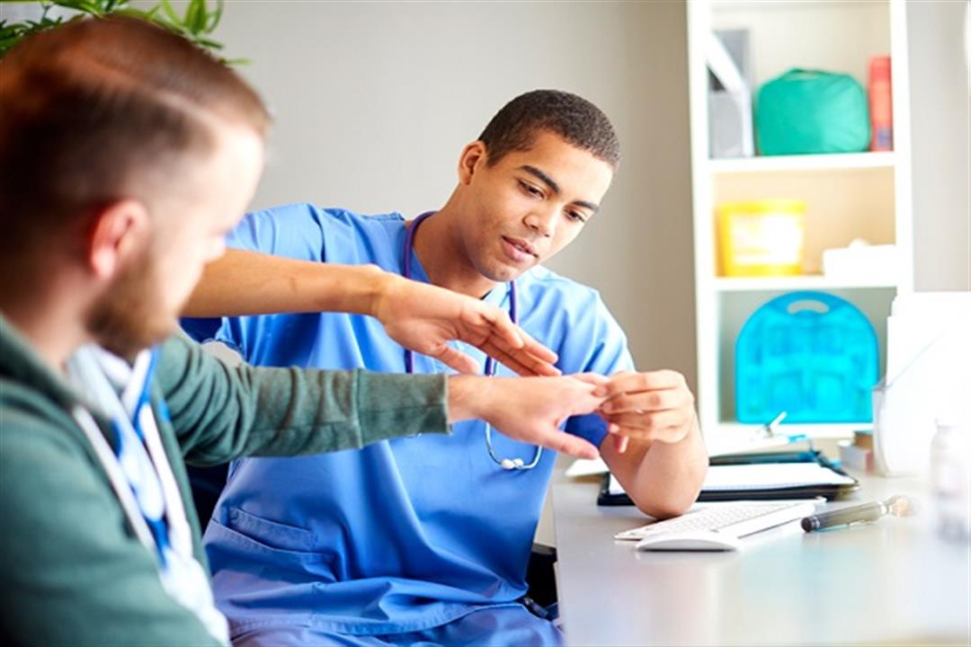 هل زرقة كف اليد تشير لمشكلة خطيرة؟.. إليك الأسباب والأعراض