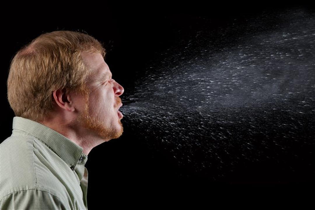 كيف ينتقل فيروس كورونا عن طريق الرذاذ؟.. علماء يوضحون