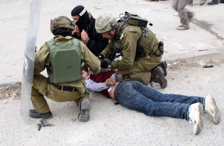 الاحتلال يعتقل فلسطينيا وينفذ اقتحامات عدة بالضفة (شاهد)