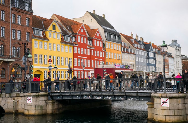 الحياة تعود لطبيعتها بالدنمارك.. مع التزام التباعد والتعقيم