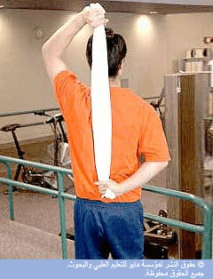 إطالة الكتف مع المنشفة إطالة الكتف مع المنشفة