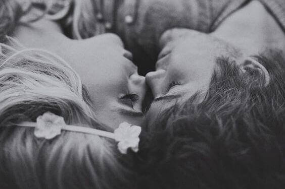 شاب وفتاة ينامان ووجهيهما تجاه بعضهما البعض