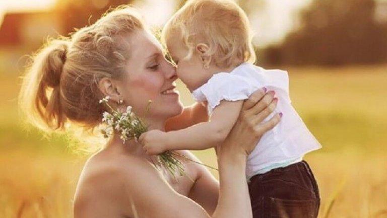 أم محبة لأطفالها الصغار