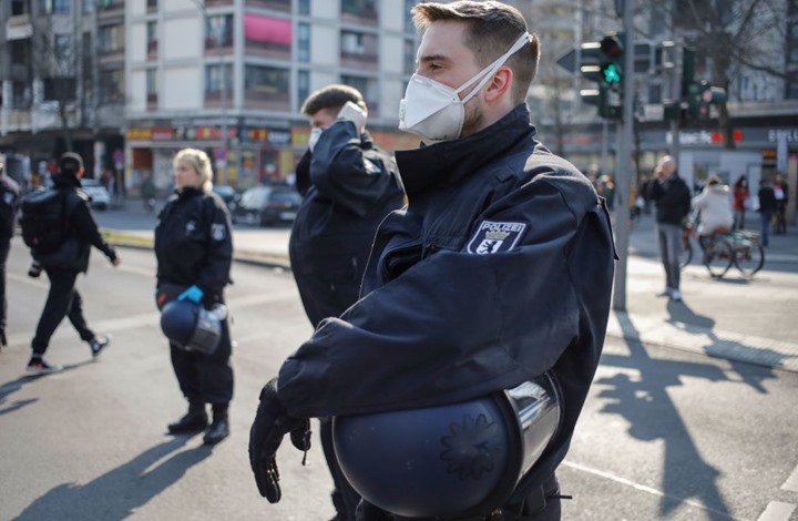 كورونا عالميا.. تخفيف إغلاقات بأوروبا وتراجع الوفيات بأمريكا