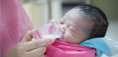 3857235adcf6cb9422db572f1683634d-1 هل سمعت عن تغذية الرضع وحديثي الولادة بالكوب؟