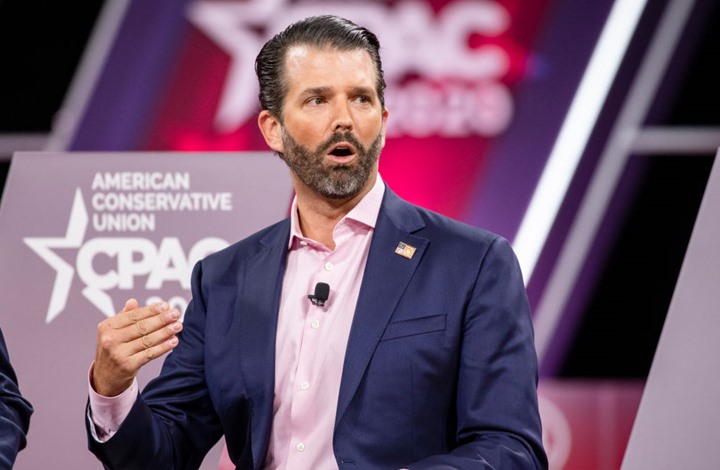 نجل ترامب يسخر من بايدن بسبب كمّامته (صورة)