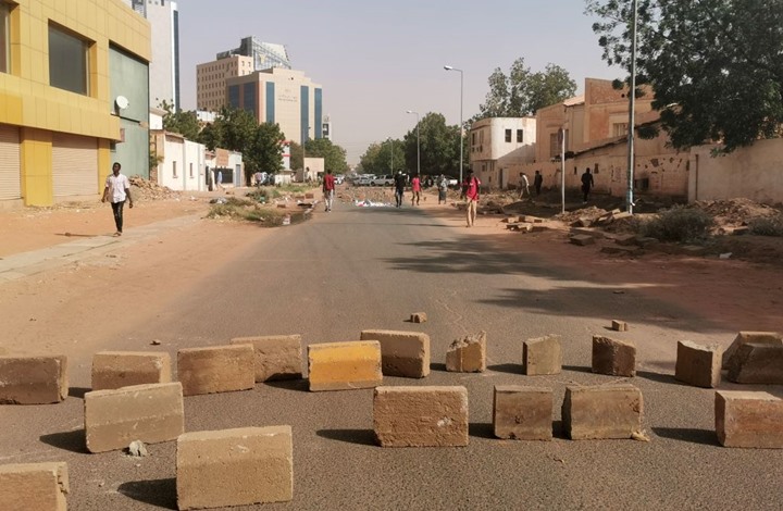 إقالة والي الخرطوم.. وفرض منطقة عسكرية بمحيط مقر الجيش