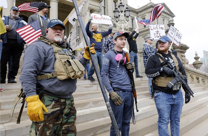 مظاهرة "مسلحة" بأمريكا رفضا للعزل المنزلي (شاهد)
