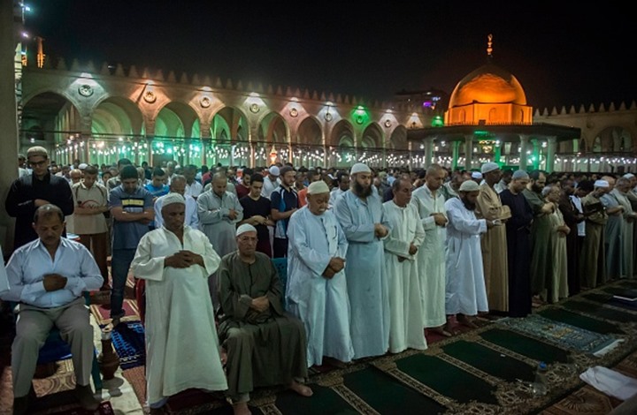 فتوى لعالم مغربي حول "التراويح" عن بعد.. خلف التلفاز (شاهد)