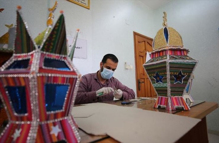 فلسطيني يصنع فوانيس رمضان ويوزعها مجانا على أطفال منطقته