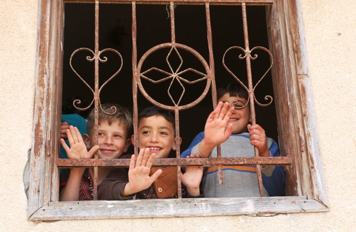 مهرجون يدخلون الفرح على أطفال غزة رغم كورونا (شاهد)