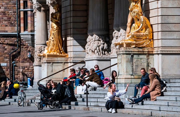 لماذا اختارت السويد طريقا مختلفا للتعامل مع "كورونا"؟