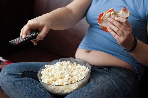 مشاهدة التلفاز وأكل الطعام