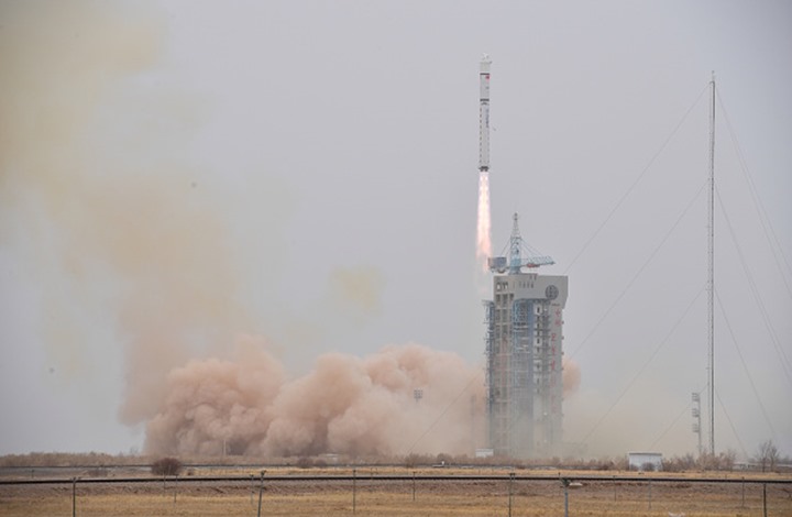 إيران تنجح بإطلاق ووصول أول قمر صناعي عسكري لمداره